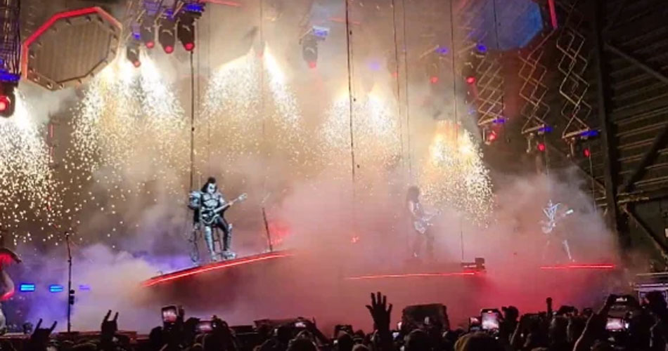 Vídeo: plataforma falha e Gene Simmons escapa de acidente em show do Kiss