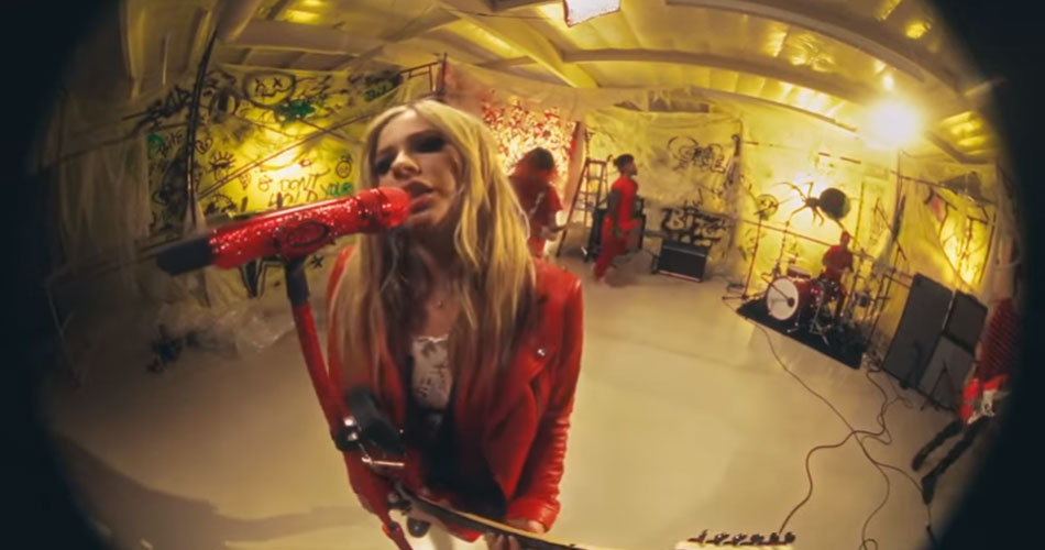 Vídeo: Avril Lavigne e Travis Barker apresentam “Bite Me” na TV dos EUA