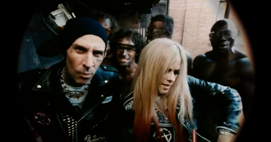 Avril Lavigne: clipe de “Bite Me” traz cantora ao lado de Travis Barker, do Blink-182
