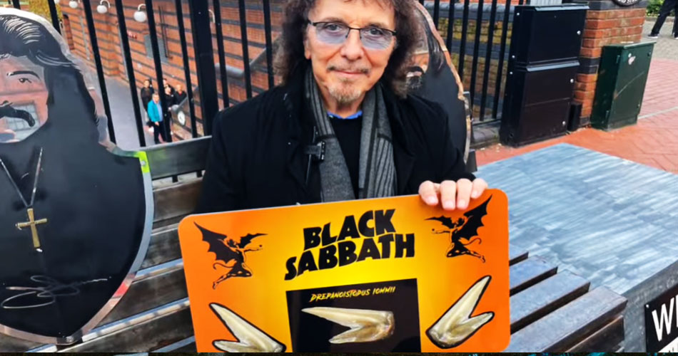Tony Iommi, do Black Sabbtah, é apresentado a fóssil que recebeu seu nome