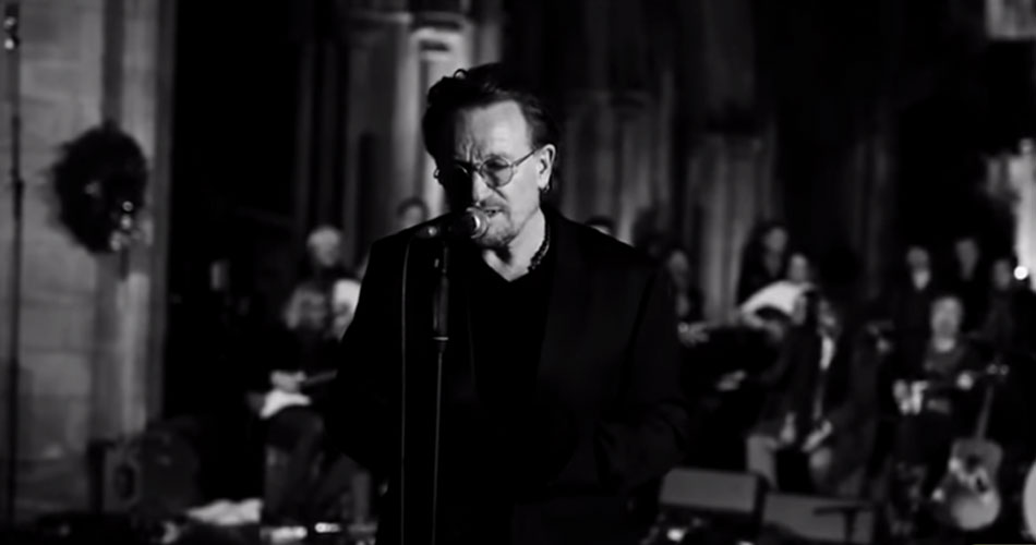 Bono, do U2, interpreta clássico de “The Joshua Tree” em evento de natal
