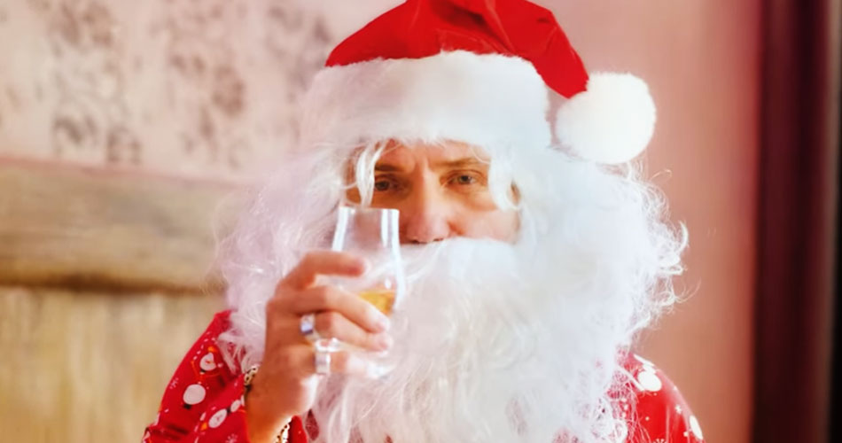 David Coverdale aparece de Papai Noel em mensagem de Natal do Whitesnake