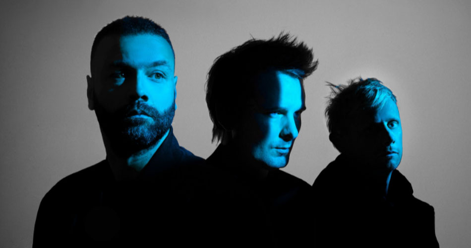 Novo álbum do Muse abordará período de incerteza e instabilidade no mundo; conheça o single “Compliance”