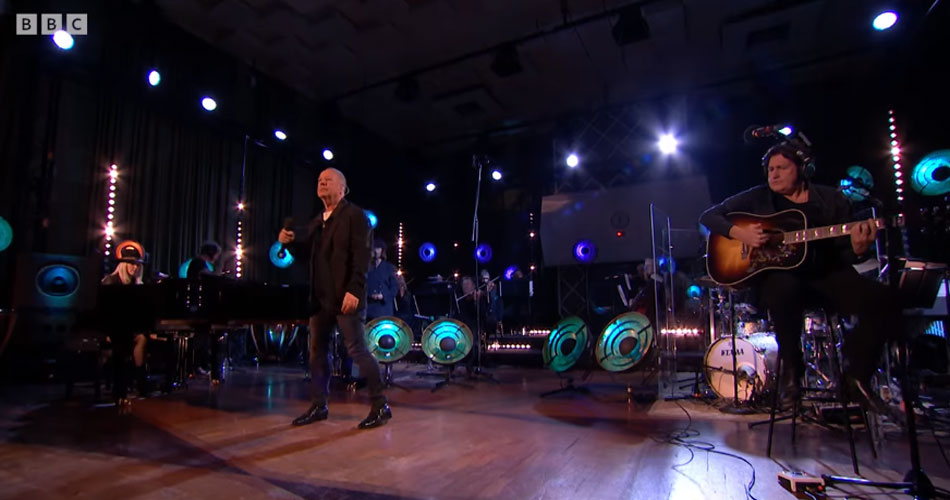 Simple Minds faz performance de “Alive And Kicking” acompanhado de orquestra