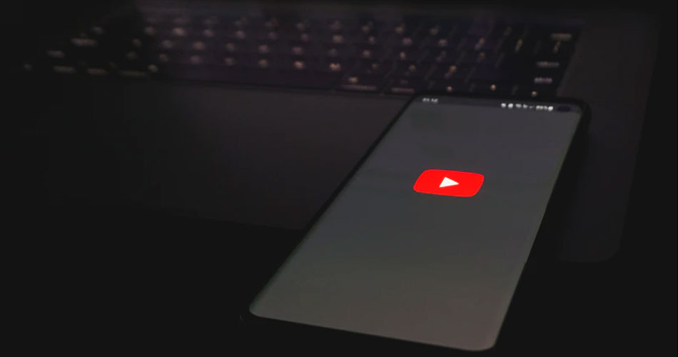 YouTube pausa monetização para canais de mídia russos