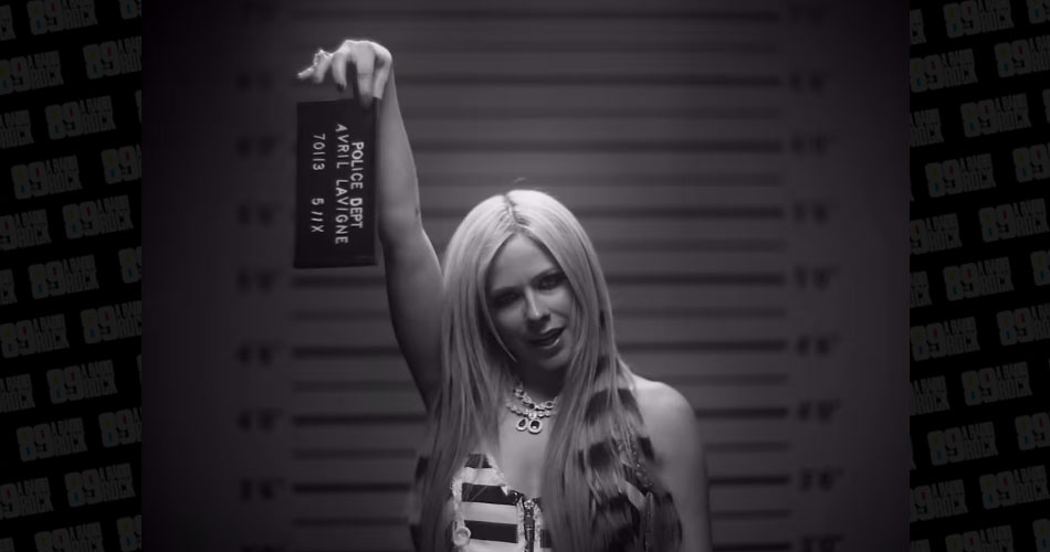 Avril Lavigne disponibiliza videoclipe de “Love It When You Hate Me”