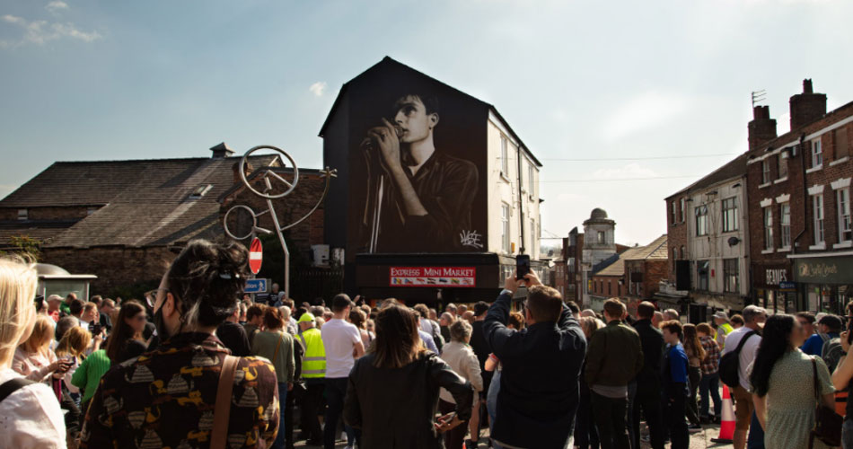 Joy Division: Peter Hook inaugura novo mural em homenagem a Ian Curtis