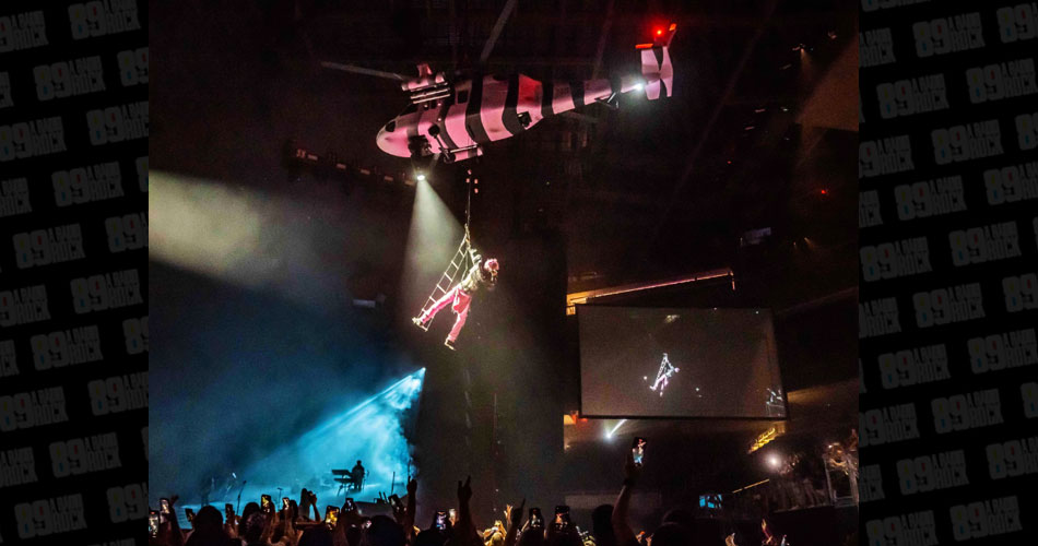 Machine Gun Kelly usa helicóptero rosa em show de abertura de sua nova turnê
