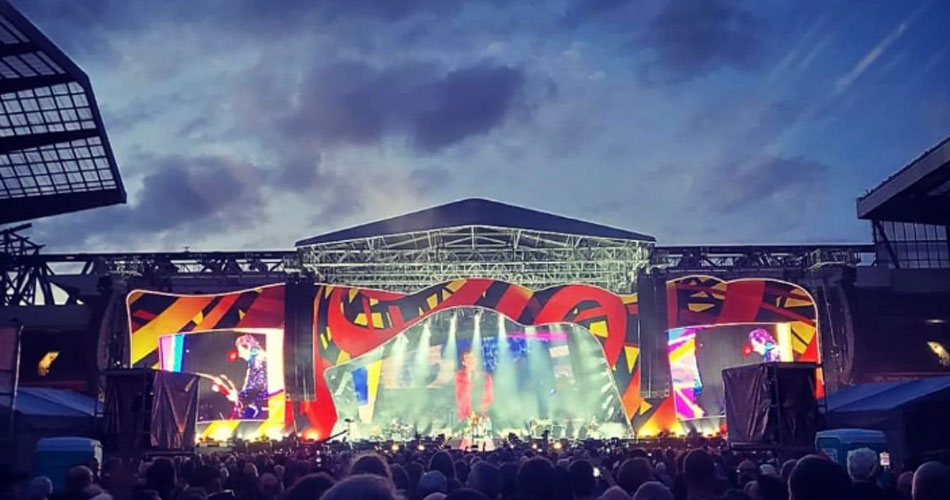 Rolling Stones se apresentam em Liverpool e tocam clássico dos Beatles
