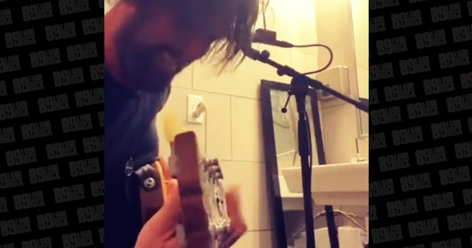 Síndrome do pânico leva guitarrista do L.A. Guns a se apresentar de dentro do banheiro