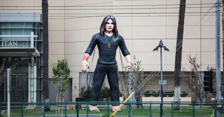 Inflável gigante de Ozzy Osbourne recepciona visitantes da Comic-Con