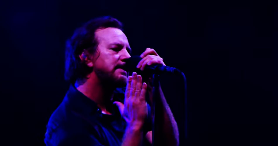 Eddie Vedder retorna aos palcos com ajuda de seus colegas de Pearl Jam em show na Holanda