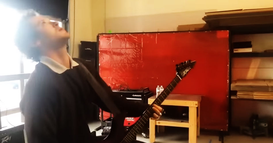 Vídeo mostra ator de Stranger Things ensaiando “Master Of Puppets” do Metallica