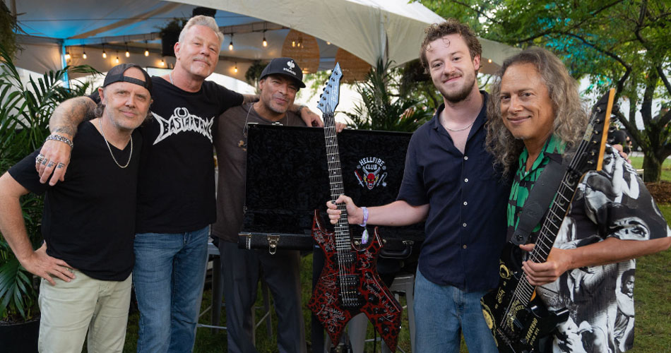 Ator de “Stranger Things” se encontra com o Metallica e toca com a banda