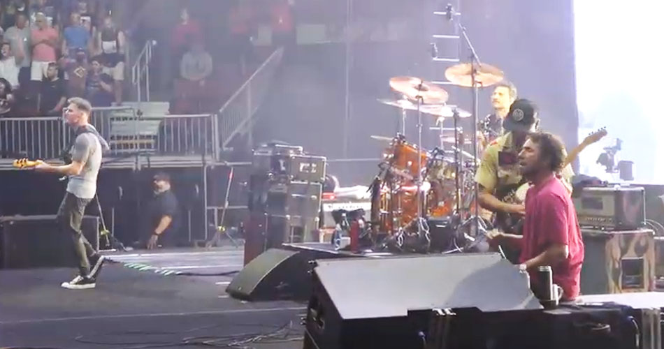 Zack De La Rocha machuca perna e segue com show do Rage Against The Machine
