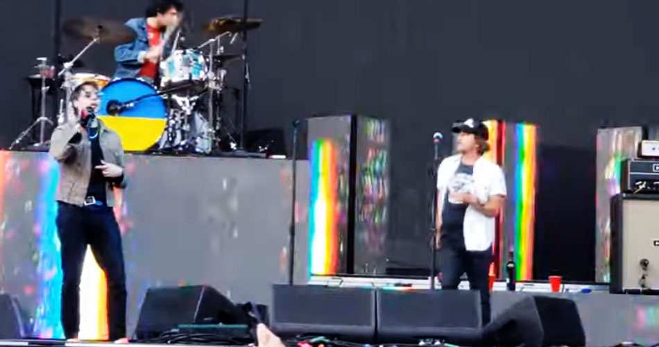 Eddie Vedder se junta aos Strokes para cantar “Juicebox”; veja vídeo