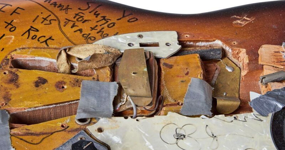 Destroços de guitarra quebrada por Kurt Cobain são vendidos por quase meio milhão de dólares