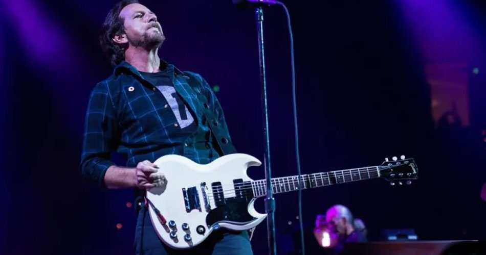 Eddie Vedder canta “One” e “Elevation” em tributo ao U2
