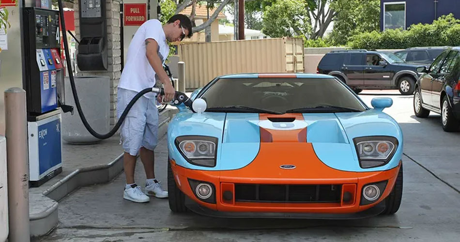 Carro esportivo de John Mayer é vendido em leilão por 3 milhões de reais