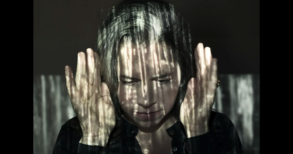Natalie Merchant (ex-10,000 Maniacs) lança novo single; veja clipe de “Tower of Babel”