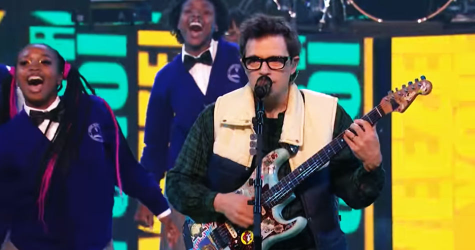 Weezer faz performance com coral de adolescentes para TV dos EUA