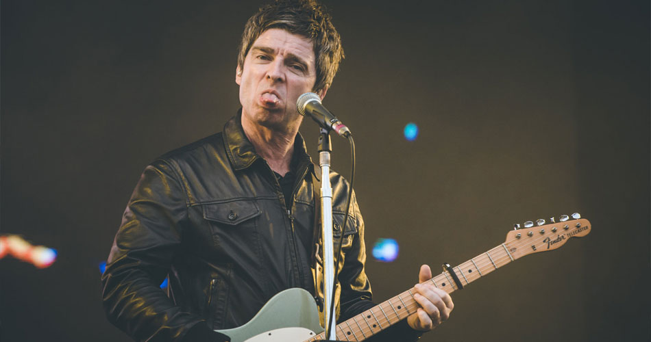 Noel Gallagher ensina jovens artistas a se defender de objetos jogados no palco