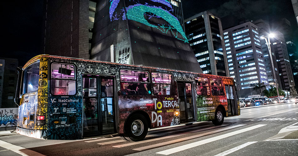 Festival reúne artistas dentro de ônibus itinerante para apresentações gratuitas