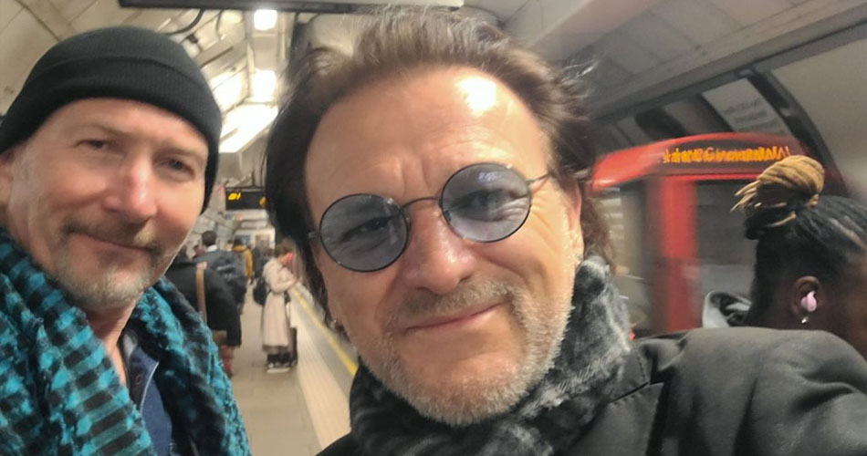 Sósias de Bono e The Edge param metrô de Londres
