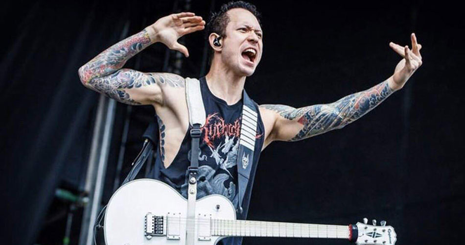 Salvamento épico: vocalista do Trivium socorre fã de queda perigosa durante show