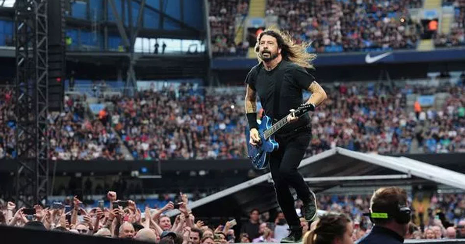 Foo Fighters: banda faz apresentação surpresa em Glastonbury