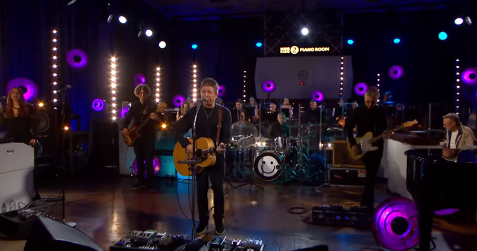 Noel Gallagher faz “Love Will Tear Us Apart”, do Joy Division, com orquestra da BBC