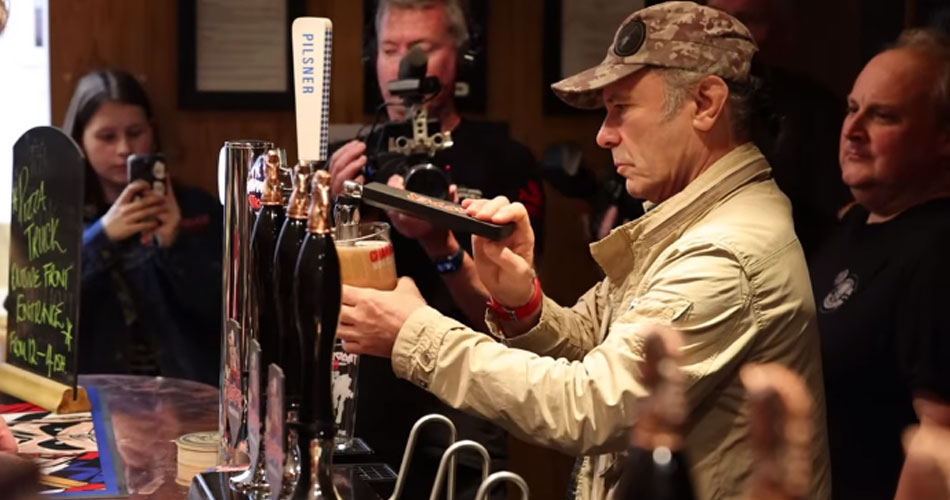 Iron Maiden: Bruce Dickinson surpreende fãs em evento de aniversário da cerveja Trooper