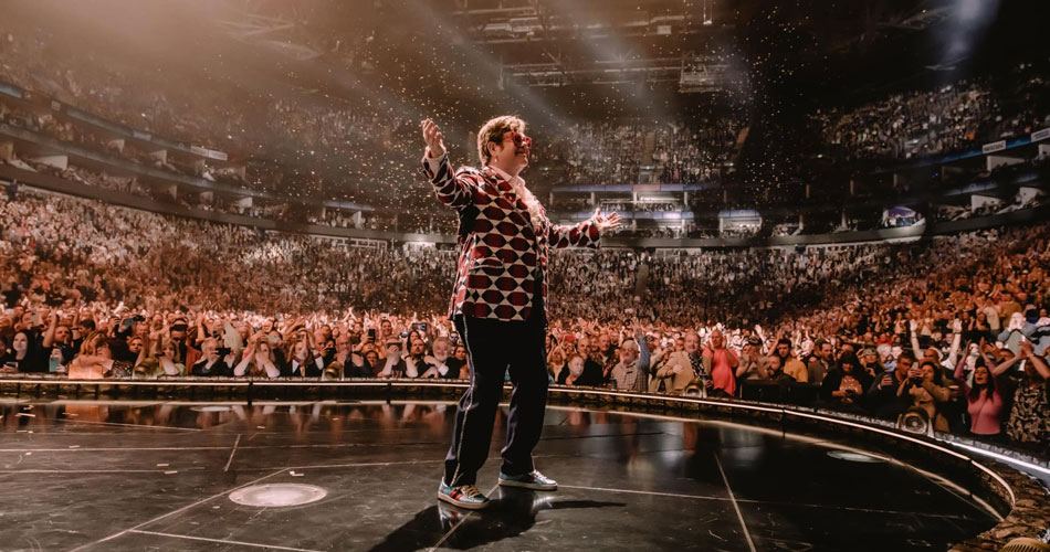 Em “noite mágica”, Elton John faz último show de sua turnê de despedida; veja vídeos, fotos e setlist