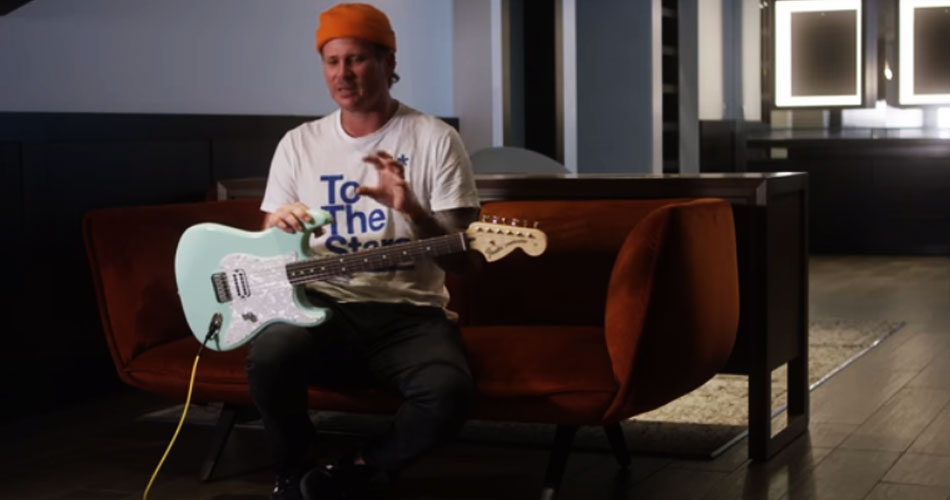 Fender homenageia carreira de vocalista e guitarrista do Blink 182