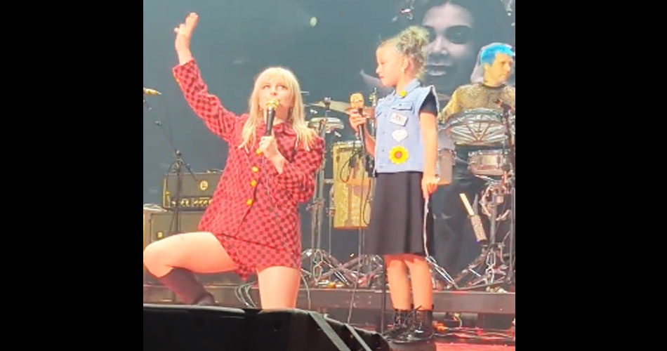 Vídeo: Paramore faz performance com fã de nove anos no palco