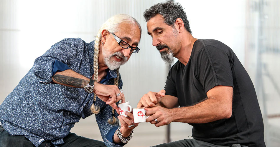 Serj Tankian apresenta seu café armênio em loja pop-up de Los Angeles