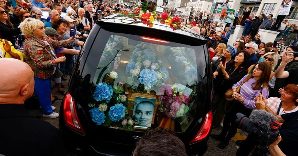Funeral de Sinéad O’Connor reúne milhares de fãs e estrelas do rock