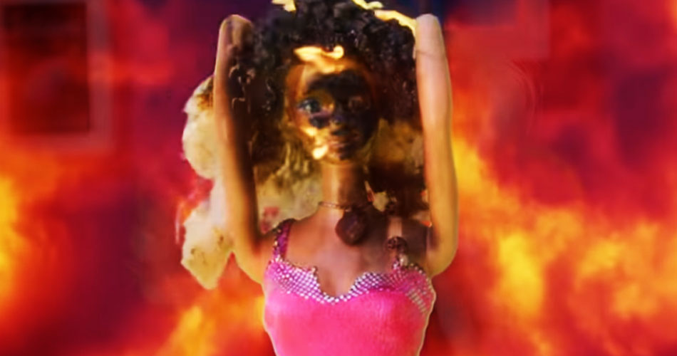 Avenged Sevenfold coloca fogo na Barbie em novo videoclipe