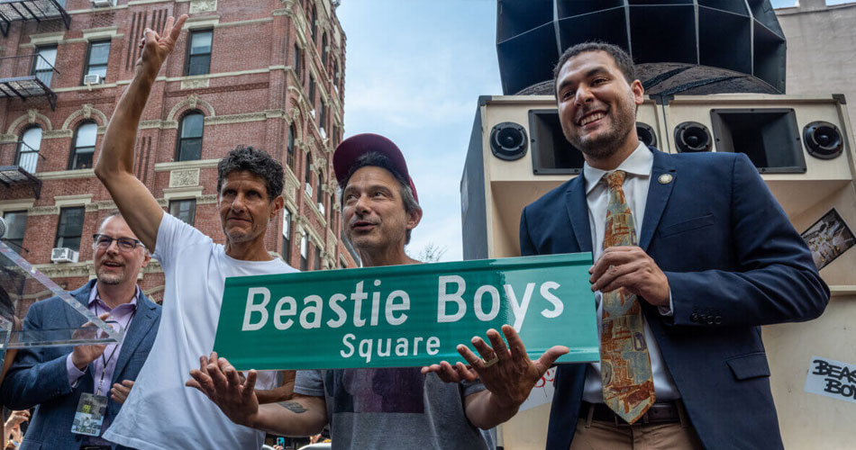 Mike D e Ad-Rock participam da inauguração da Beastie Boys Square em NY