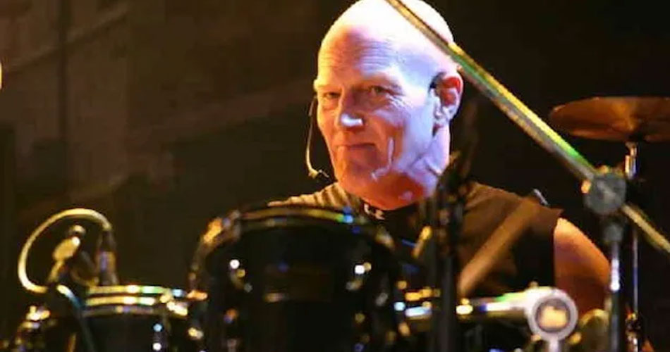 Chris Slade, ex-AC/DC, sugere que novo baterista da banda será apenas coadjuvante