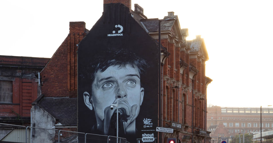 Mural de Ian Curtis, do Joy Division, é repintado em Manchester