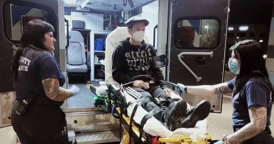 Deryck Whibley, vocalista do Sum 41, é hospitalizado com pneumonia