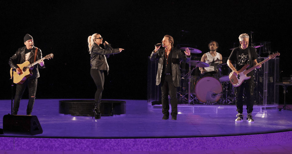 Vídeos: U2 recebe Lady Gaga no palco da grande esfera de Las Vegas