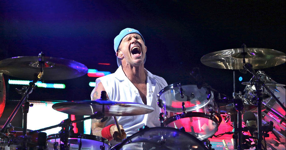 Red Hot Chili Peppers: Chad Smith é flagrado em show da dupla sertaneja Jorge e Mateus