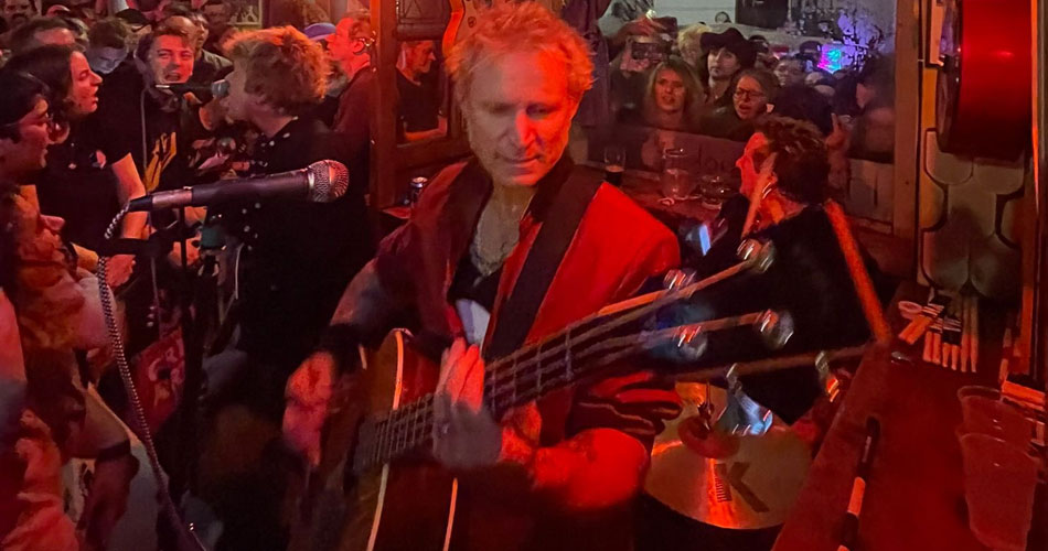 Vídeo: Green Day faz show secreto em pequeno pub de Londres