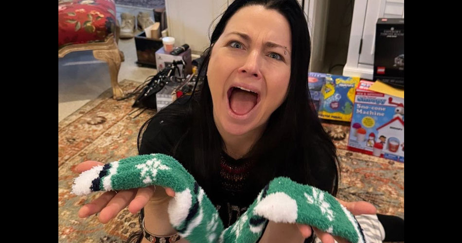 Evanescence: Amy Lee revela que ganhou pares de meias de presente de Natal