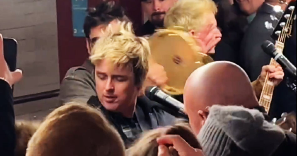 Green Day invade metrô de Nova York e faz show surpresa