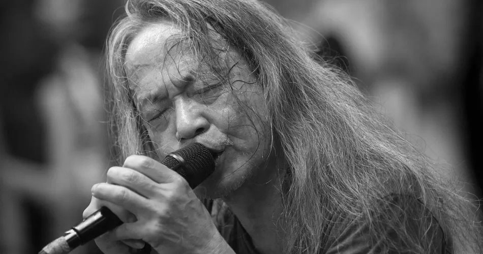 Damo Suzuki, vocalista do Can, morre aos 74 anos