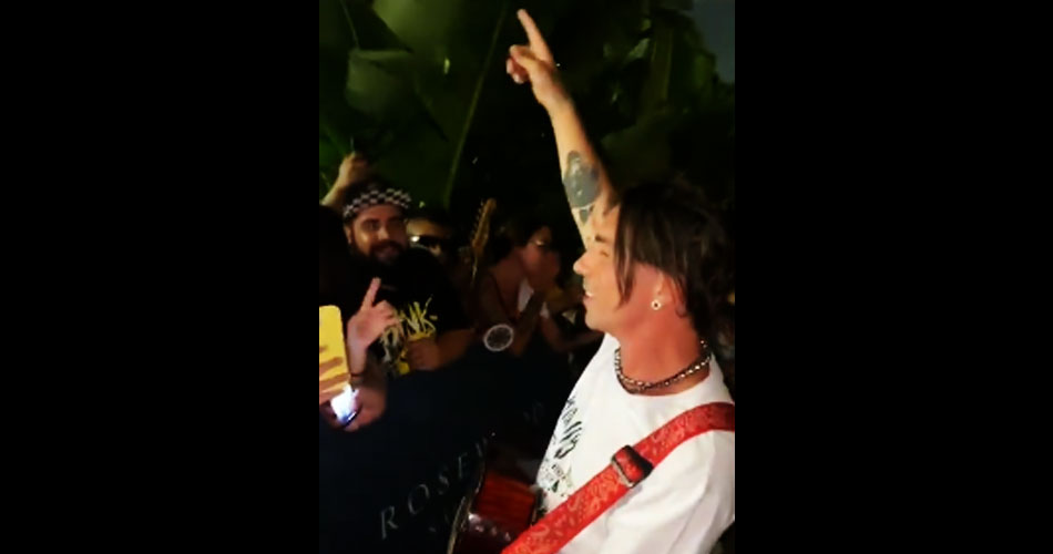 Di Ferrero canta clássico do blink-182 com fãs da banda