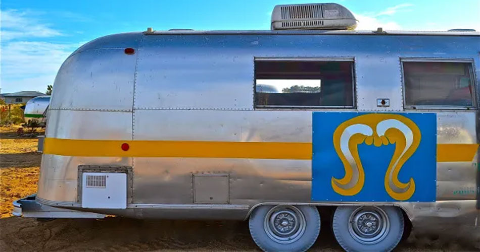 Kate Pierson, do B-52s, está vendendo seu complexo de trailers no deserto